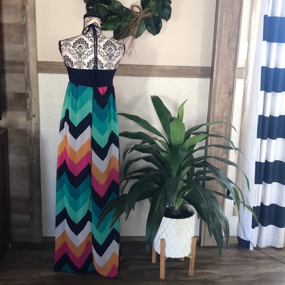 Colorful & Flattering Print Halter Maxi Dress - Picture 4 of 7